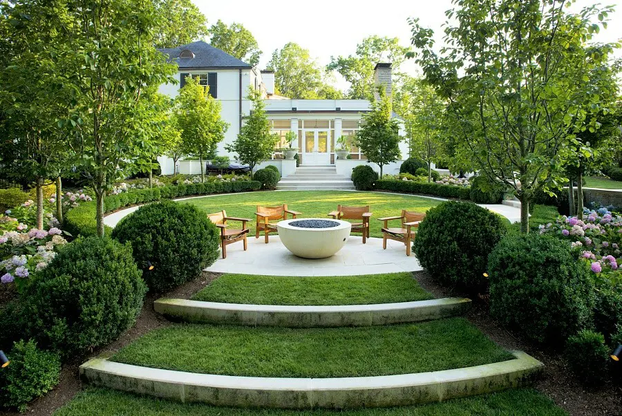 A rounded garden with outdoor living