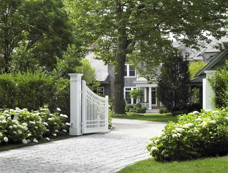 Lovely entrance with Hydrangeas