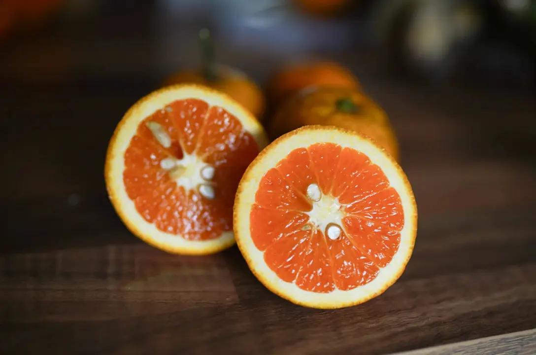 A 'Cipo' Orange fruit cut in half.